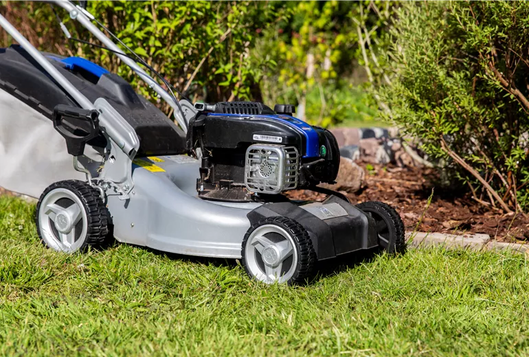 Gartenarbeit - Rasen mähen