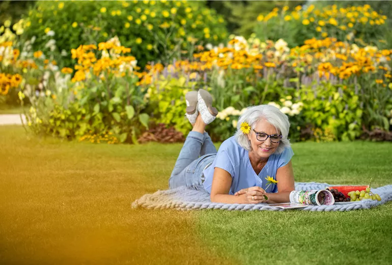 Gartenfreizeit - Frau mit Blume 